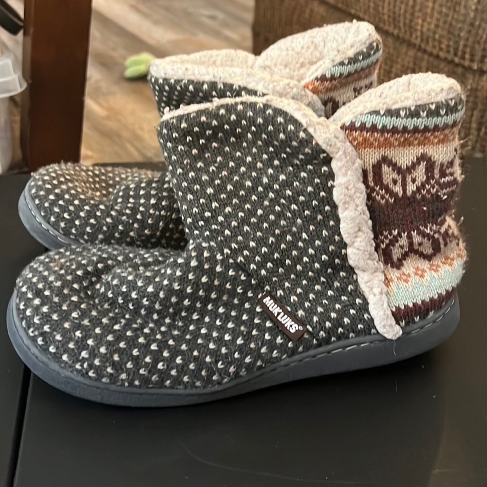Mukluks sweater slippers size lg (9-10)